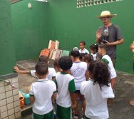 USO DO BIOFERTILIZANTE NA HORTA DO PROJETO COLORIR SUSTENTÁVEL - ELKEM