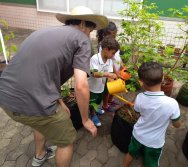 USO DO BIOFERTILIZANTE NA HORTA DO PROJETO COLORIR SUSTENTÁVEL - ELKEM