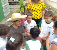 USO DO BIOFERTILIZANTE NA HORTA DO PROJETO COLORIR SUSTENTÁVEL - ELKEM