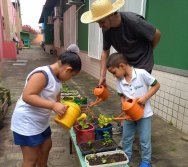 USO DO BIOFERTILIZANTE NA HORTA DO PROJETO COLORIR SUSTENTÁVEL - ELKEM