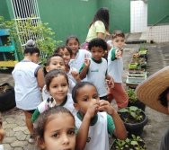 USO DO BIOFERTILIZANTE NA HORTA DO PROJETO COLORIR SUSTENTÁVEL - ELKEM