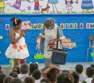 MAIS DE 400 CRIANÇAS FORAM CONTEMPLADAS COM LIVROS DOS CLÁSSICOS DA LITERATURA