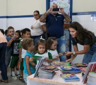 MAIS DE 400 CRIANÇAS FORAM CONTEMPLADAS COM LIVROS DOS CLÁSSICOS DA LITERATURA