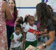 MAIS DE 400 CRIANÇAS FORAM CONTEMPLADAS COM LIVROS DOS CLÁSSICOS DA LITERATURA