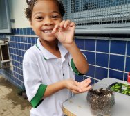 DIA DE PLANTAR RABANETES COM O CMEI REGIONAL SILVESTRE - PEQUENOS HORTICULTORES NO PROJETO COLORIR SUSTENTÁVEL