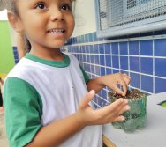 DIA DE PLANTAR RABANETES COM O CMEI REGIONAL SILVESTRE - PEQUENOS HORTICULTORES NO PROJETO COLORIR SUSTENTÁVEL