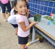 DIA DE PLANTAR RABANETES COM O CMEI REGIONAL SILVESTRE - PEQUENOS HORTICULTORES NO PROJETO COLORIR SUSTENTÁVEL