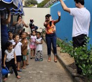 DIA DE PLANTAR RABANETES COM O CMEI REGIONAL SILVESTRE - PEQUENOS HORTICULTORES NO PROJETO COLORIR SUSTENTÁVEL