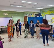 CONTANDO HISTÓRIAS COLORINDO VIDAS - PROJETO APOIE - PSICÓLOGOS E ASSISTENTES SOCIAIS (CARIACICA)