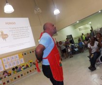 ESCOLA DE PAIS - MINHA CASA TAMBÉM É COLORIDA - CMEI CORA CORALINA