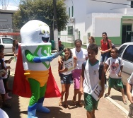 SUPER SUSTENTÁVEL CHEGA EM FUNDÃO E RECEPCIONA AS CRIANÇAS DA EMEF PROF ERNESTO NASCIMENTO