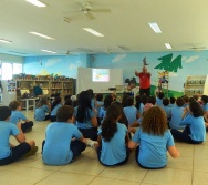 ENCONTRO DOS AUTORES DO LIVRO BULLYING COM ALUNOS DO COLÉGIO MARISTA.