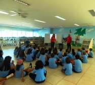ENCONTRO DOS AUTORES DO LIVRO BULLYING COM ALUNOS DO COLÉGIO MARISTA.