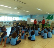 ENCONTRO DOS AUTORES DO LIVRO BULLYING COM ALUNOS DO COLÉGIO MARISTA.