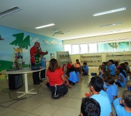 ENCONTRO DOS AUTORES DO LIVRO BULLYING COM ALUNOS DO COLÉGIO MARISTA.