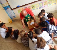 SENSIBILIZAÇÃO COM CRIANÇAS DE 3,4 E 5 ANOS APLICAÇÃO DO PROJETO COLORIR