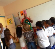 SENSIBILIZAÇÃO COM CRIANÇAS DE 3,4 E 5 ANOS APLICAÇÃO DO PROJETO COLORIR