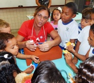 SENSIBILIZAÇÃO COM CRIANÇAS DE 3,4 E 5 ANOS APLICAÇÃO DO PROJETO COLORIR