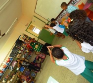 SENSIBILIZAÇÃO COM CRIANÇAS DE 3,4 E 5 ANOS APLICAÇÃO DO PROJETO COLORIR