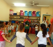 SENSIBILIZAÇÃO COM CRIANÇAS DE 3,4 E 5 ANOS APLICAÇÃO DO PROJETO COLORIR