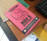 EQUIPE COLORIR PREPARANDO MATERIAL PARA O CURSO BULLYING BRINCADEIRA EM LIMITE