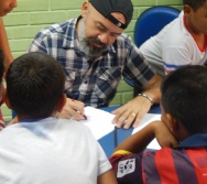 DESENHISTA ZOTA COM A TURMA DO NTV - PREMIAÇÃO DE ALUNOS - DESENHO DO MUSEU - EEEFM JONES JOSÉ