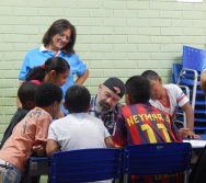DESENHISTA ZOTA COM A TURMA DO NTV - PREMIAÇÃO DE ALUNOS - DESENHO DO MUSEU - EEEFM JONES JOSÉ