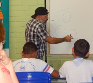 DESENHISTA ZOTA COM A TURMA DO NTV - PREMIAÇÃO DE ALUNOS - DESENHO DO MUSEU - EEEFM JONES JOSÉ
