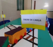 PROFESSORA DELZA DA EDUCAÇÃO ESPECIAL PRODUZ MAQUETE COM ALUNOS - SEGURANÇA FERROVIÁRIA - NTV