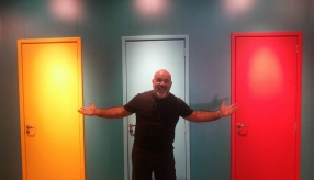 Visita a sala de projetos sociais da Vale