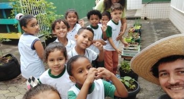 USO DO BIOFERTILIZANTE NA HORTA DO PROJETO COLORIR SUSTENTÁVEL - ELKEM